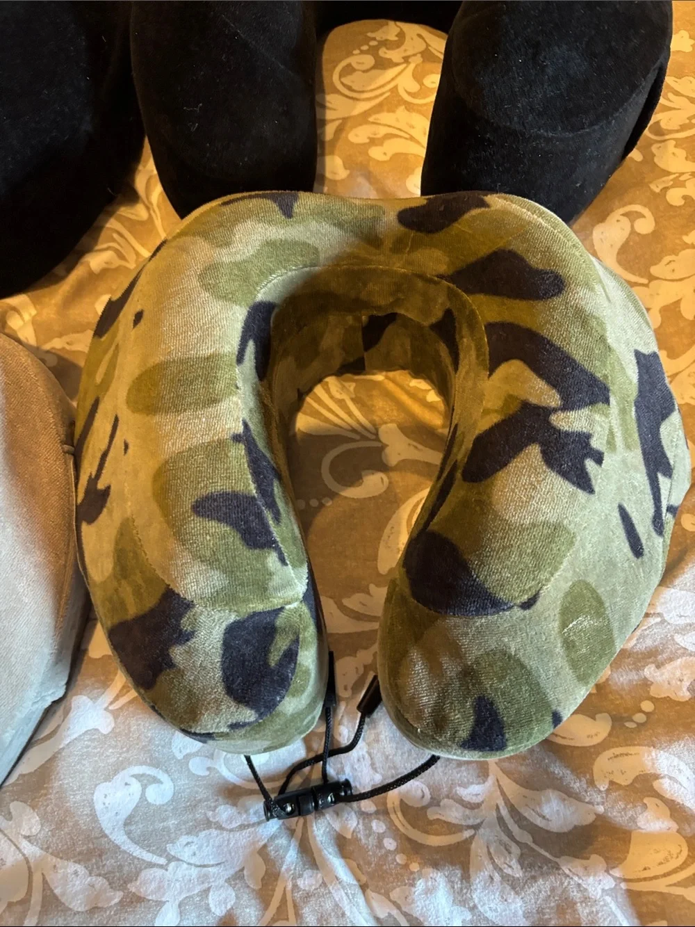 Plush Travel Neck Pillow Set in Black, Gray & Camouflage - Cabeau original pillo